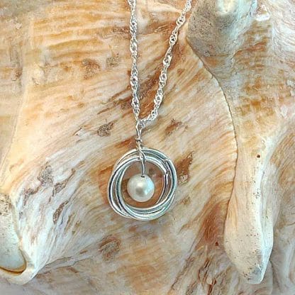 Spiral necklace with white pearl
