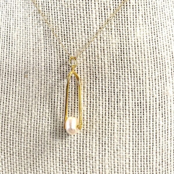 Pearl necklace, gold