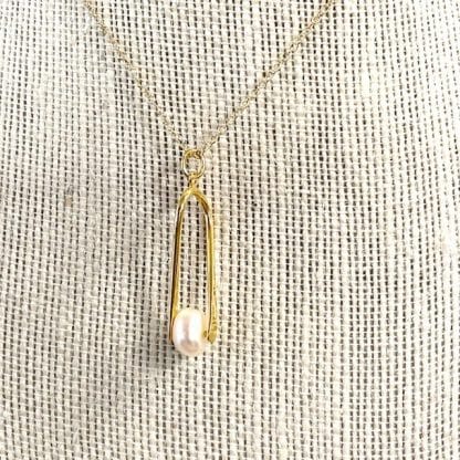 Pearl necklace, gold