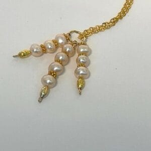 Dangling pearl necklace