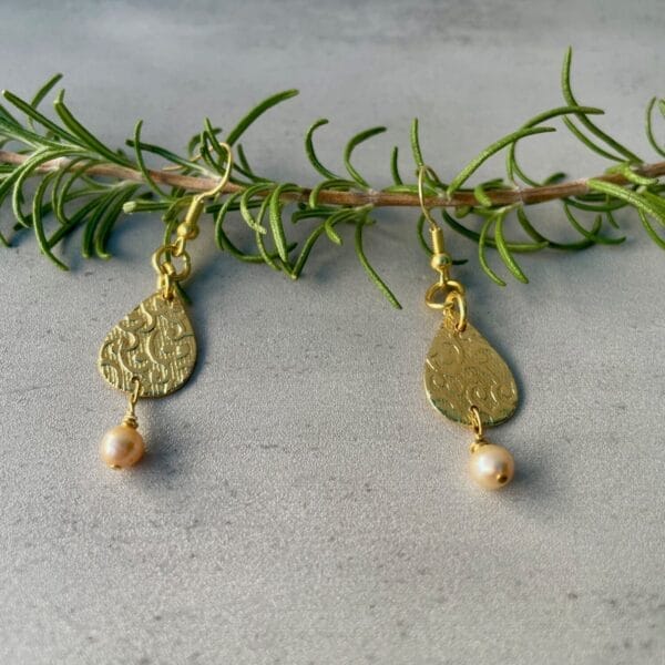 Peach pearl dangle earrings